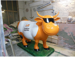 Рекламная скульптура «Бодрая корова»